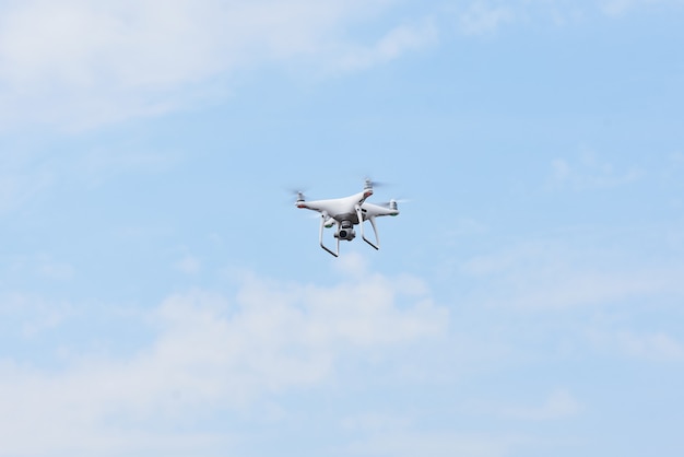 Copter quad drone com câmera digital de alta resolução no céu.
