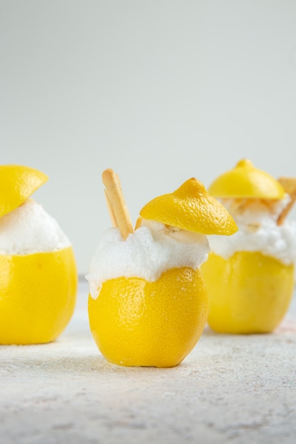 Coquetéis de limão com gelo na mesa branca coquetel de suco de limão