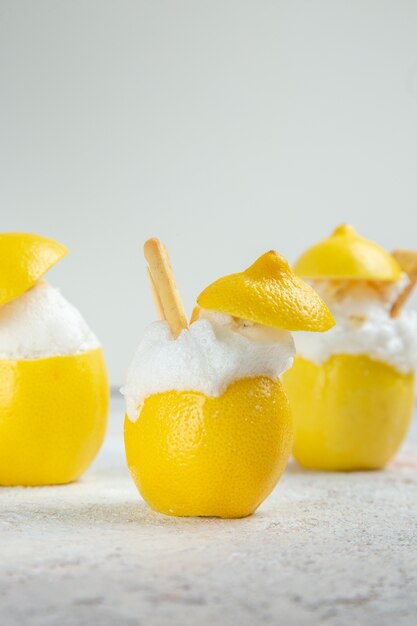 Coquetéis de limão com gelo na mesa branca coquetel de suco de limão