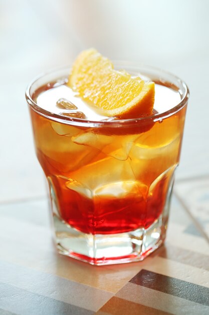 Coquetel alcoólico com rodelas de laranja