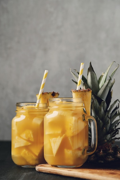 Coquetel de abacaxi com canudo. Bebida tropical