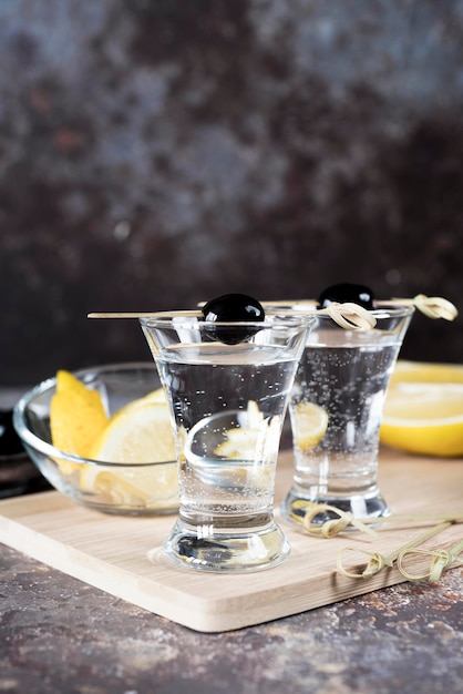 Coquetel de bebida alcoólica martini e azeitonas