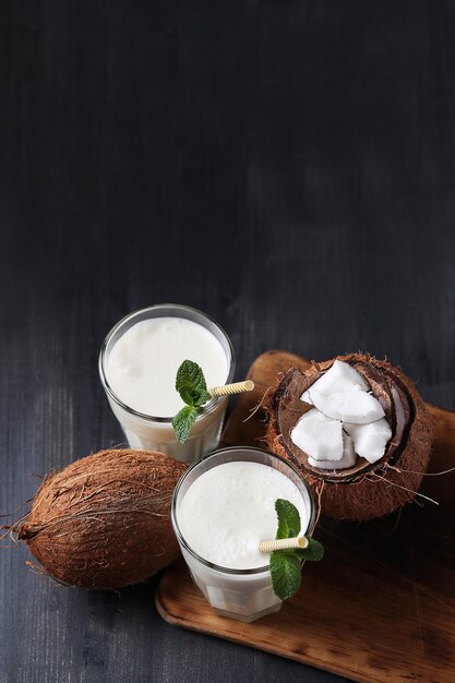 Coquetel de coco com canudo. Bebida tropical