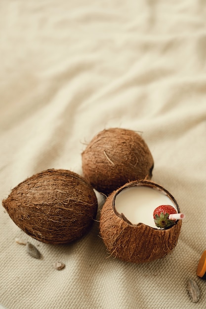 Coquetel de coco, conceito de férias de verão