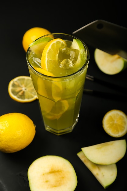 Foto grátis coquetel de frutas cítricas com cubos de gelo