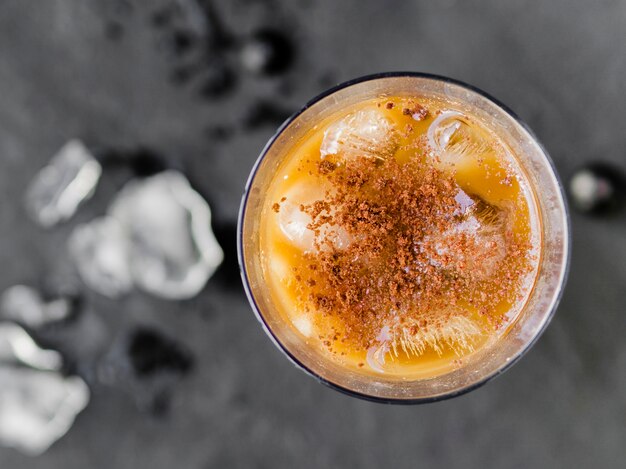 Coquetel de laranja frio com gelo e canela