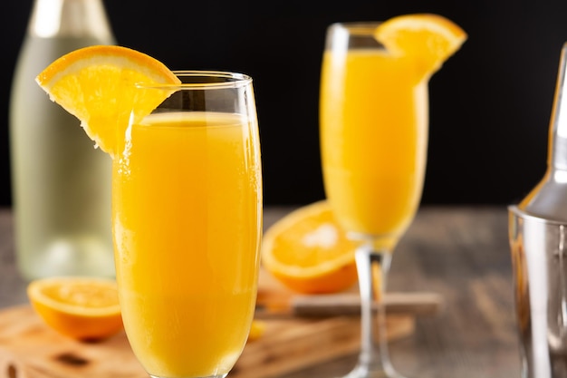 Coquetel de laranja mimosa na mesa de madeira