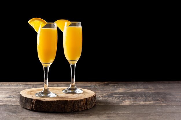 Coquetel de laranja mimosa na mesa de madeira