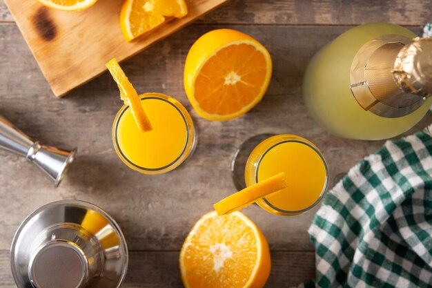 Coquetel de laranja mimosa na mesa de madeira