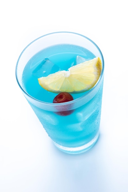 Coquetel de martini azul profundo isolado no backgroundxA branco