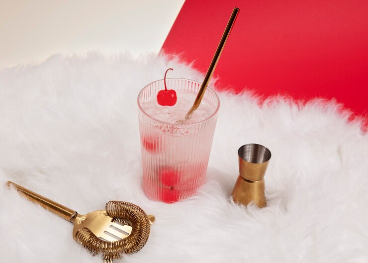 Foto grátis coquetel delicioso de daiquiri de alto ângulo com cereja