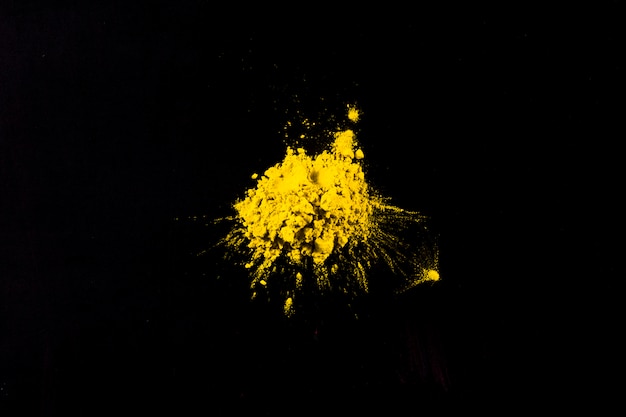 Foto grátis cor de holi amarelo em fundo