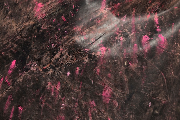 Cor de holi rosa sobre o pano de fundo texturizado preto de madeira