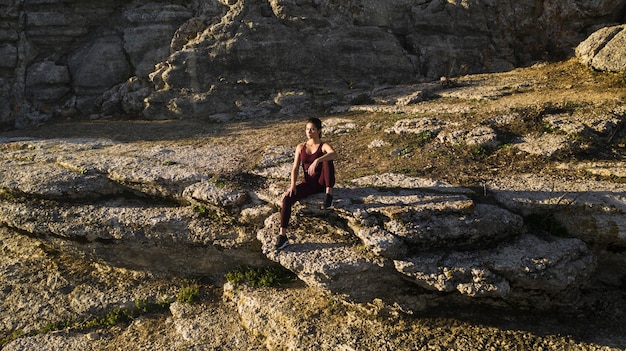 Coração da natureza com jovem fazendo yoga