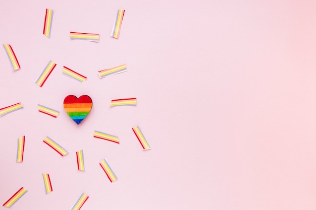 Foto grátis coração de arco-íris com arco-íris de papel na mesa