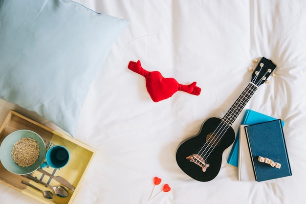 Foto grátis coração de brinquedo e ukulele