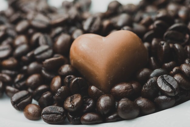 Coração de chocolate em feijões de café