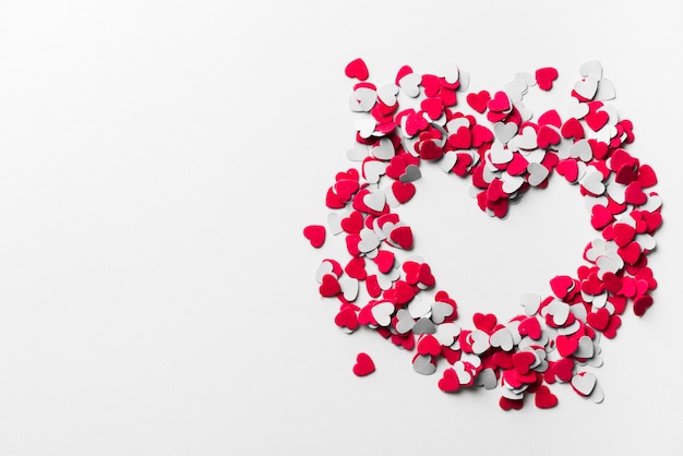 Foto grátis coração de confetes vermelho e branco