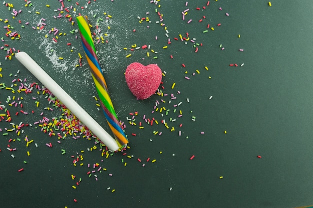 Foto grátis coração de geléia perto de bastões de doces