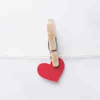 Foto grátis coração de ornamento com pino pendurado no thread