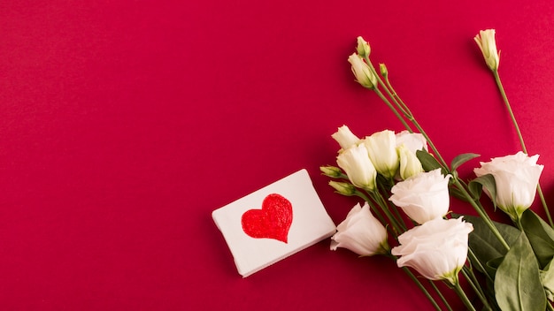 Foto grátis coração pequena tela com ramo de flores