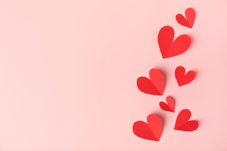 Foto grátis corações de dia dos namorados de papel em rosa