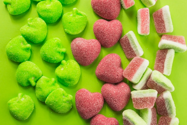 Corações de doces perto de gummies