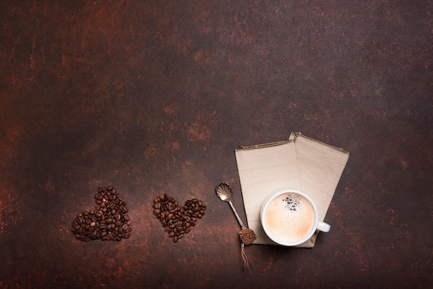 Foto grátis corações de feijão de café com espaço de cópia