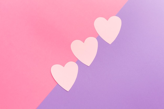 Foto grátis corações de papel colorido dia dos namorados