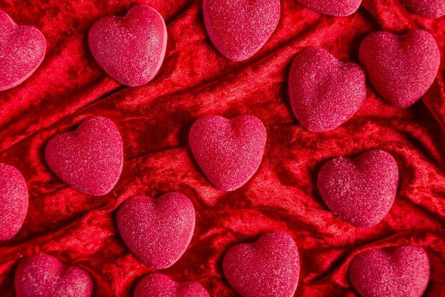 Corações doces em tecido de veludo vermelho