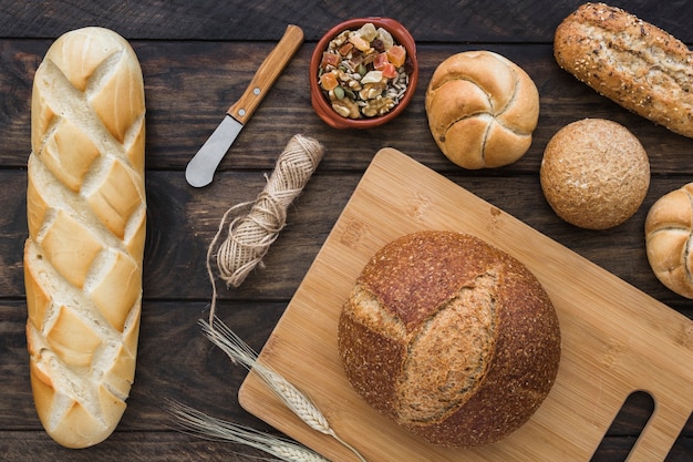 Foto grátis corda e faca em meio a pão e sobremesa