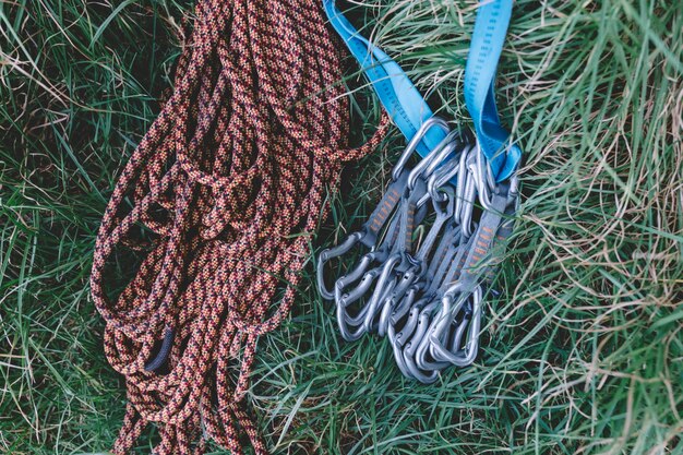 Cordas e carabiners de escalada