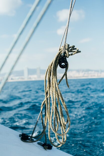 Cordas no convés de um iate à vela profissional