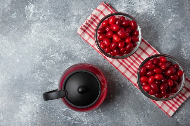 Cornels e suco vermelho na chaleira.