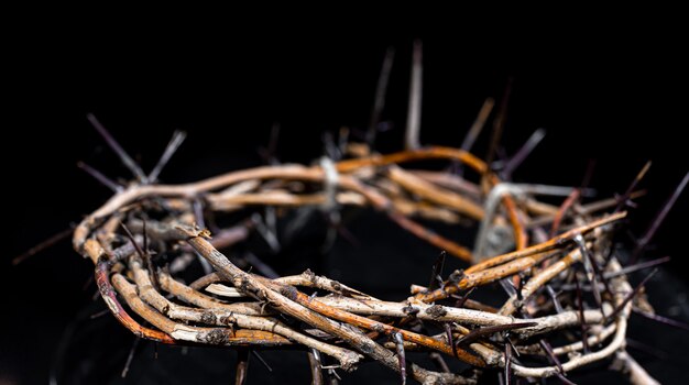 Coroa de espinhos no escuro close-up. O conceito de Semana Santa, sofrimento e crucificação de Jesus.