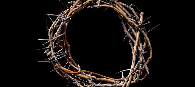 Coroa de espinhos no escuro. O conceito de Semana Santa, sofrimento e crucificação de Jesus.