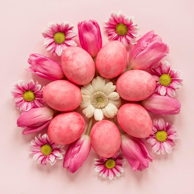 Coroa de flores da primavera e ovos de páscoa