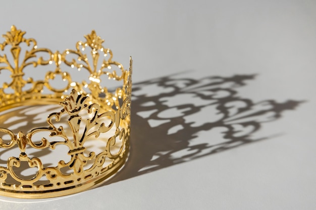 Foto grátis coroa dourada do dia da epifania com sombra