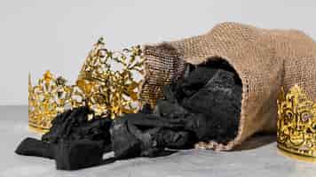 Foto grátis coroas de ouro do dia da epifania com saco de carvão