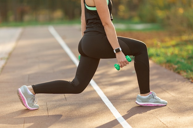 Corpo atlético fazendo exercícios de fitness