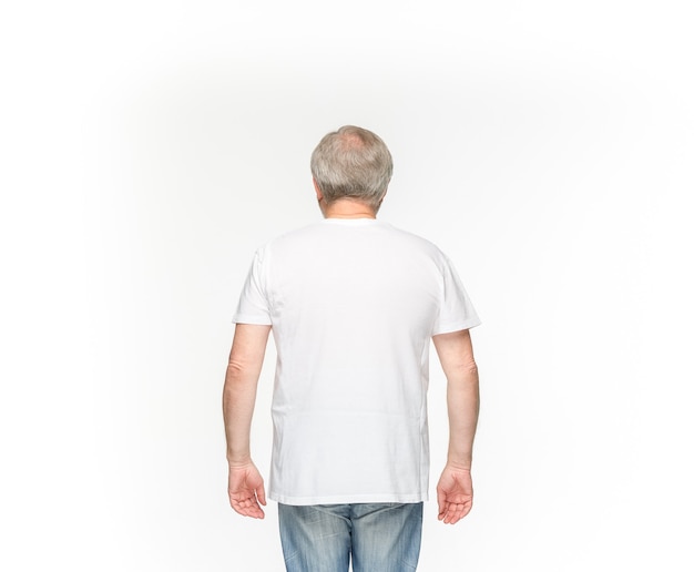 Foto grátis corpo do homem sênior em t-shirt marrom vazia isolado no branco.