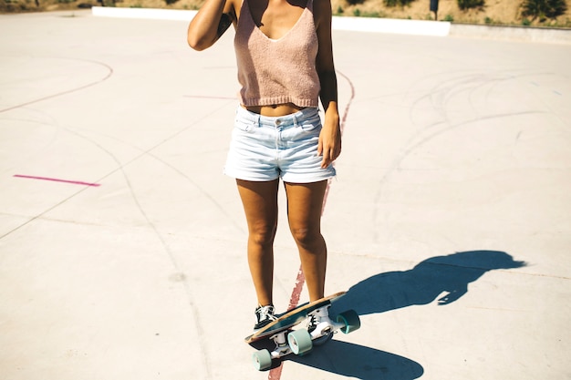 Corpo feminino com skateboard