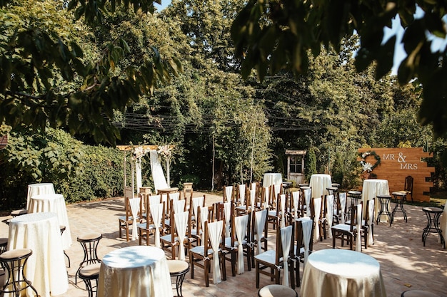 Corredor de casamento decorado para cerimônia de casamento em um jardim.