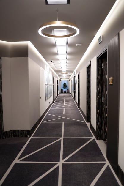 Foto grátis corredor em um andar de hotel