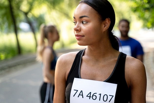 Corredores treinando para competição de perto