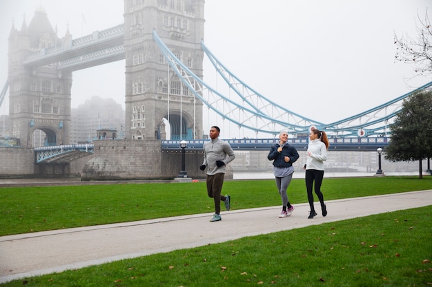 Foto grátis corredores treinando para maratona