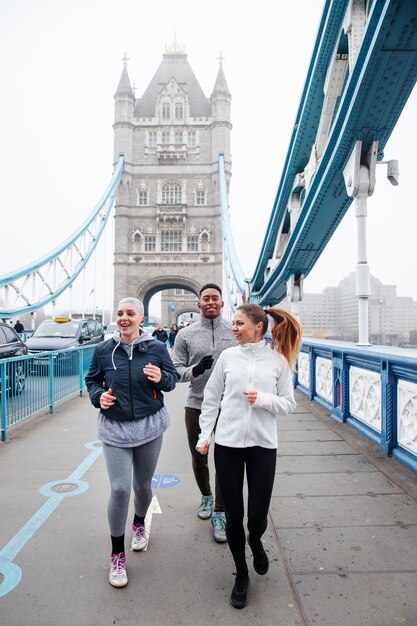 Corredores treinando para maratona