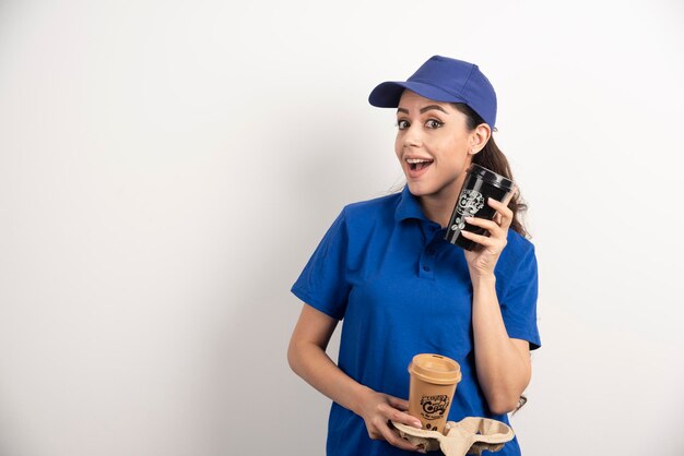 Correio de mulher sorridente com duas xícaras de café. Foto de alta qualidade