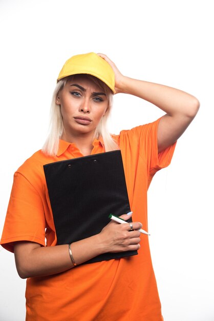 Correio feminino segurando o caderno de pedidos em fundo branco. foto de alta qualidade