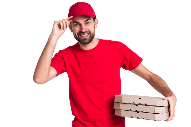 Correio homem segurando a pilha de caixas de pizza e seu boné